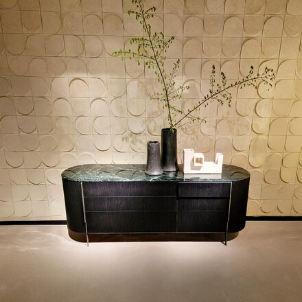 Hrana komody z přírodního kamene se zkosenou hranou a s fazetou.