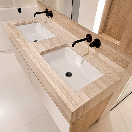 Koupelnová deska z přírodního kamene Travertino Romano Classico - hrana s fazetou.