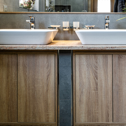 Koupelnová deska - zpracování hrany s radiusem 5° z přírodního kamene Shivakashi.