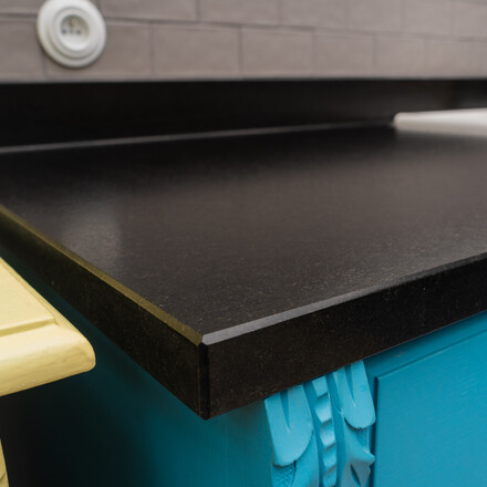 Detail kuchyňské pracovní desky z přírodního kamene Nero Assoluto Zimbabwe - zpracování hrany s fazetou.