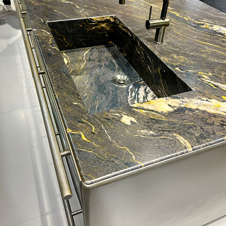 Kuchyňská pracovní deska s kulatou hranou.