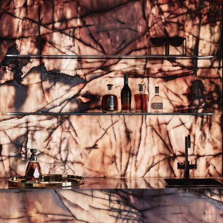 Inspirujte se: Podsvícený přírodní kámen Cosmopolitan.