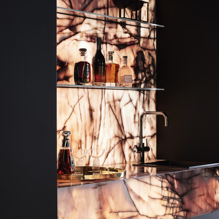 Inspirujte se: Podsvícený přírodní kámen Cosmopolitan.