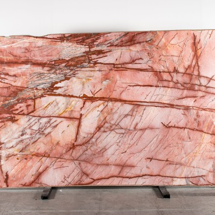 Deska růžového přírodního kvarcitu Cosmopolitan.