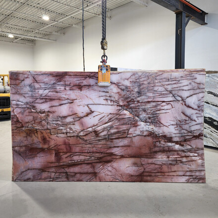 Deska růžového přírodního kvarcitu Cosmopolitan.