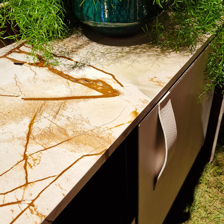 Inspirujte se: deska komody z přírodního kvarcitu Roma Imperiale. Inspirujte se: deska komody z přírodního kvarcitu Roma Imperiale.