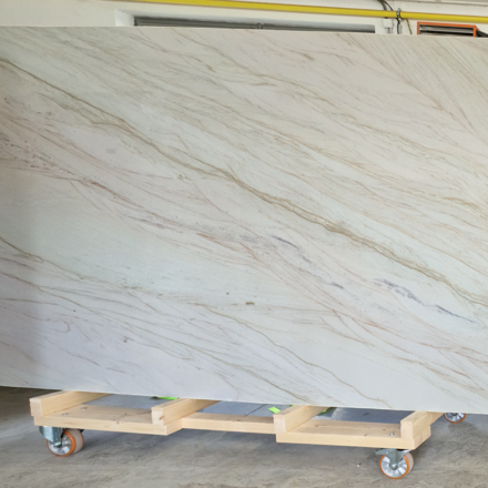 Kvarcitová deska Sky Gold s krémovými tóny a jemným žilkováním. Zakázková výroba TONE OF STONE