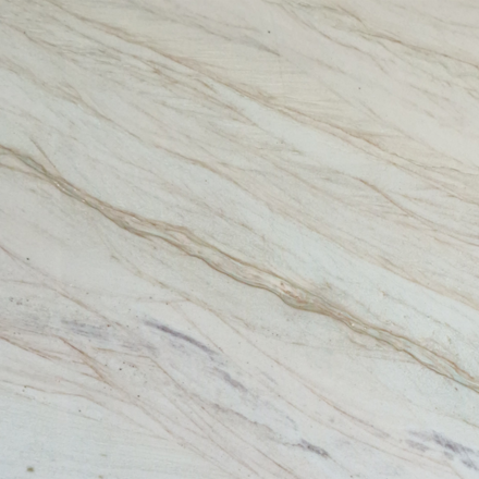 Detail kresby béžového přírodního kvarcitu Sky Gold se zlatými a krémovými žilkami