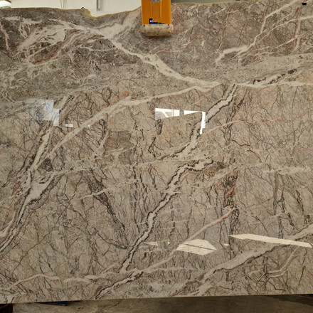 Kamenná deska z mramoru Fior di Pesco s leštěnou povrchovou úpravou. Zakázkové kamenictví TONE OF STONE