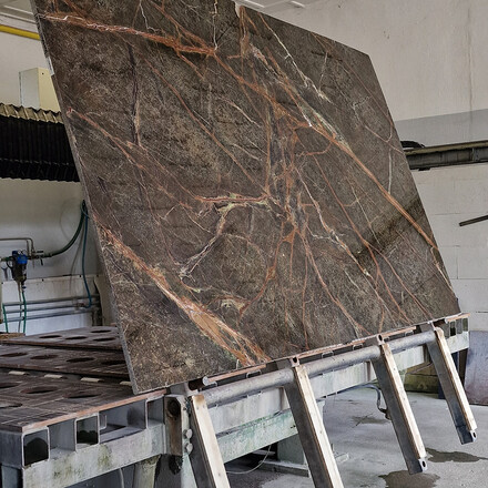 Mramorov&aacute; deska Rain Forest Green s le&scaron;těnou povrchovou &uacute;pravou. Zak&aacute;zkov&aacute; v&yacute;roba TONE OF STONE