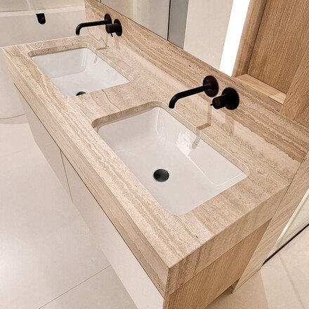 Obložení koupelny přírodním travertinem - práce na zakázku, kamenictví TONE OF STONE.