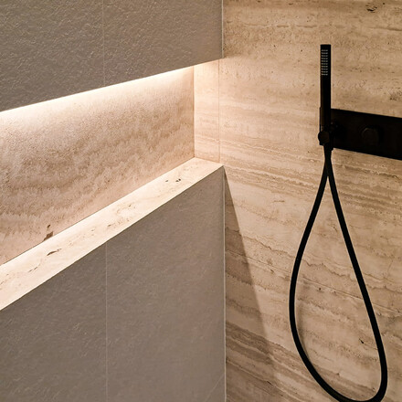 Obložení koupelny přírodním travertinem - práce na zakázku, kamenictví TONE OF STONE.