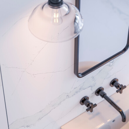 Obložení koupelnové stěny umělým kamenem Technistone Calacatta Pastino