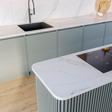 Bílá pracovní deska z umělého kamene Technistone Calacatta Pastino