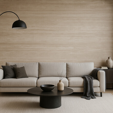 Industriální interiér doplněný o obložení stěny přírodním travertinem Travertino Romano Classico.