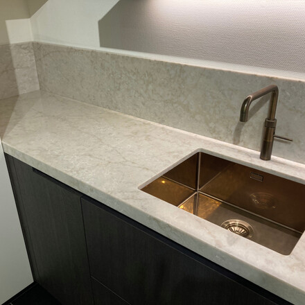 Pracovní deska s částečným obkladem stěny z umělého kamene Technistone Glencoe