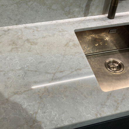 Kamenná deska z kamene Technistone Glencoe s dřezem se spodní montáží