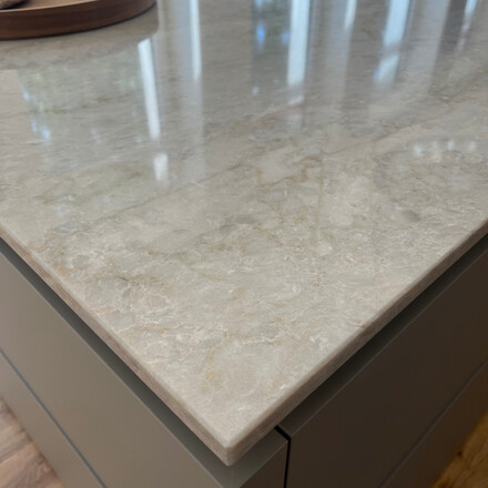 Kuchyňský ostrůvek s kamennou deskou z materiálu Technistone Glencoe