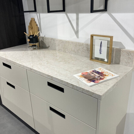 Deska z umělého kamene Technistone Glencoe včetně nízkého obkladu stěny