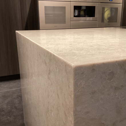 Detail kamenného ostrůvku z umělého kamene Technistone Glencoe