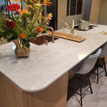 Kamenná pracovní deska ostrůvku z umělého kamene Technistone Glencoe se zaoblenými rohy