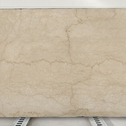 Italský mramor Botticino Classico v krémovém odstínu s jemným žilkováním