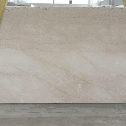 Mramorová deska Botticino Classico v elegantním béžovém odstínu