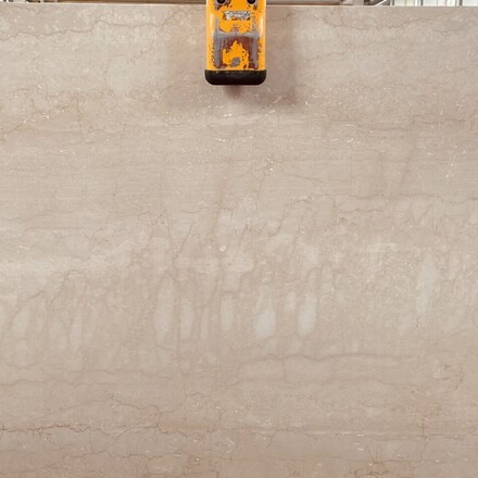 Mramorová deska Botticino Classico se zemitými tóny a jemnou kresbou