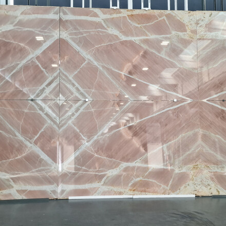 Skladba kamenn&yacute;ch desek kvarcitu Splendido  technikou bookmatch, je ide&aacute;ln&iacute; např. pro obklady stěn