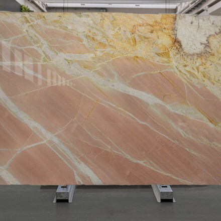 Ružov&yacute; př&iacute;rodn&iacute; k&aacute;men Splendido s b&iacute;l&yacute;m žilkov&aacute;n&iacute;m