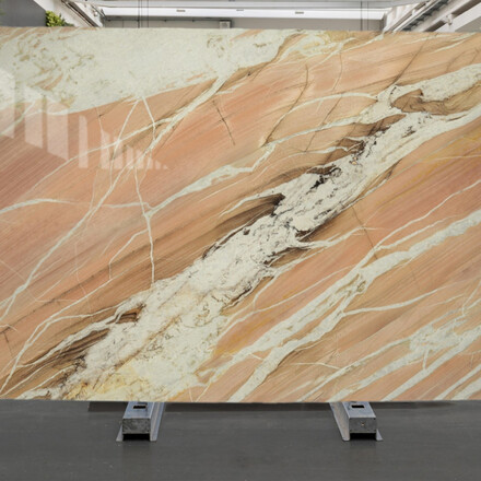 Brazilsk&yacute; kvarcit Splendido v růžov&eacute;m odst&iacute;nu s b&iacute;l&yacute;m žilkov&aacute;n&iacute;m