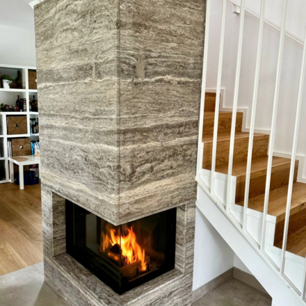 Obklad krbu z kamene Travertino Silver je ide&aacute;ln&iacute; volbou do každ&eacute;ho interi&eacute;ru