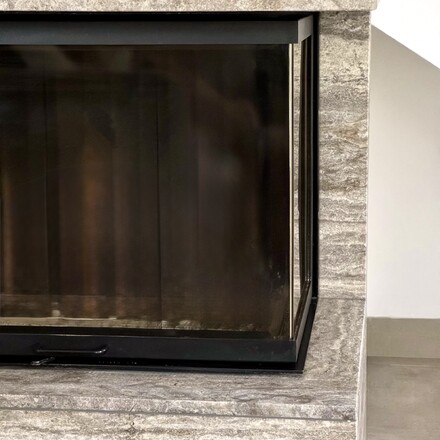 Travertinový obklad krbu ovlivňuje klima v místnosti dlouho po vyhasnutí ohně.