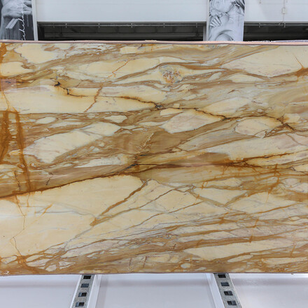 Mramorová deska Giallo Siena se svou charakteristickou zlatou kresbou