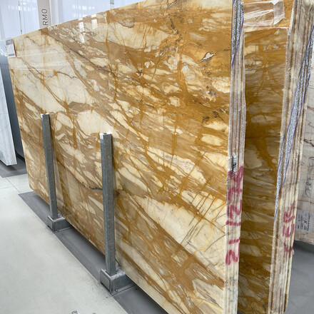 Mramor Giallo Siena je díky své výrazné kresbě ideální pro designové obklady stěn technikou bookmatch. 