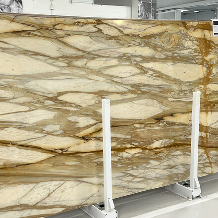 Krémový přírodní kámen se zlatavým žilkováním je italský mramor Giallo Siena