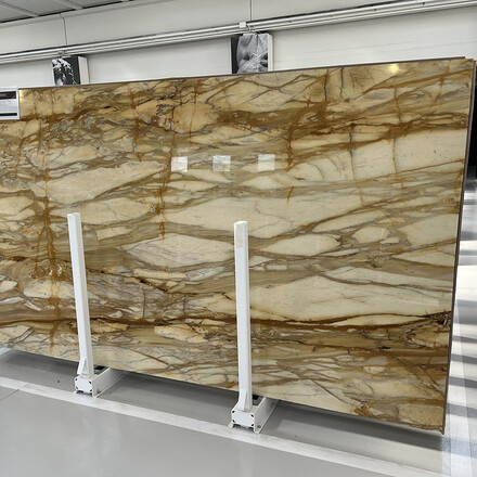 Kamenná mramorová deska Giallo Siena je ideální volbou pro designové interiéry i do komerčních prostor 