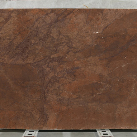 Žula Brown Chocolate je odolný přírodní kámen, s jemným žilkováním a hnědými zemitými tóny