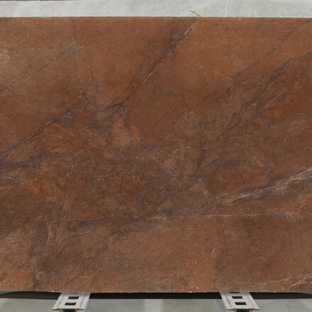 Hnědá žulová deska Brown Chocolate se svými hnědými t=ony a jemným žilkováním je ideální pro moderní interiéry