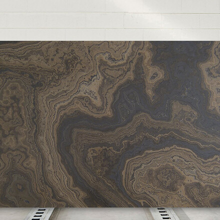 Mramorová deska Eramosa - Grecale brown al verso plná zemitých, světle i tmavě hnědých tónů je ideální volbou pro moderní interiéry