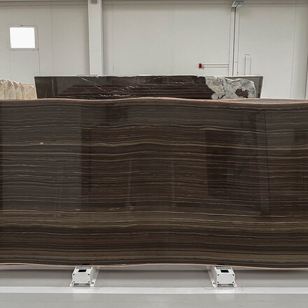 Světle hnědá kamenná deska mramoru Eramosa Grecale Brown upoutá pozornost na první pohled např. jako kamenný obklad stěny