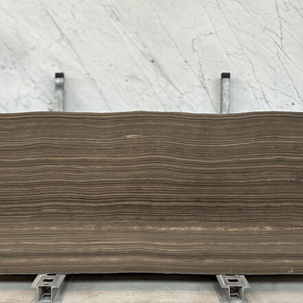 Mramorová deska plná jemných zemitých tóny Eramosa Grecale Brown je ideální pro interiérový design