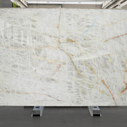 Kvarcitová deska v bílé barvě přírodního kamene Cristallo s možností podsvícení