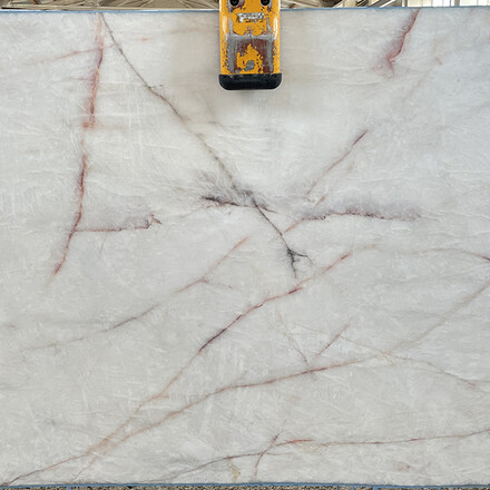 Bílá kamenná deska kvarcitu Cristallo s jemným mramorovým žilkováním Bílá kamenná deska kvarcitu Cristallo s jemným mramorovým žilkováním