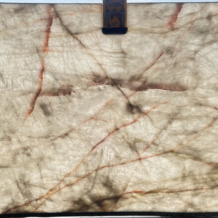 Kvarcit Cristallo je bílý přírodní kámen, který je možné kompletně prosvítit Kvarcit Cristallo je bílý přírodní kámen, který je možné kompletně prosvítit