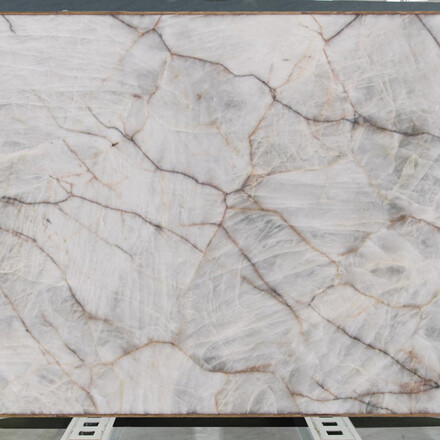 Bílá kamenná deska kvarcitu Cristallo s jemným žilkováním