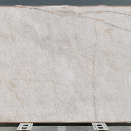 Kvarcitová kamenná deska Cristallo s průsvitnou strukturou a bílým zabarvením Kvarcitová kamenná deska Cristallo s průsvitnou strukturou a bílým zabarvením