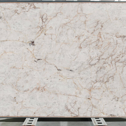 Kamenná deska bílého kvarcitu Cristallo s jemným žilkováním je ideální volbou pro elegantní interiéry Kamenná deska bílého kvarcitu Cristallo s jemným žilkováním je ideální volbou pro elegantní interiéry