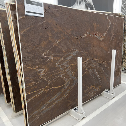 Bronzite je brazilský kvarcit v hnědém odstínu s jemným žilkováním 