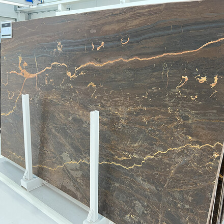 Hnědý přírodní kámen kvarcit Bronzite je ideální do elegantních interiérů 